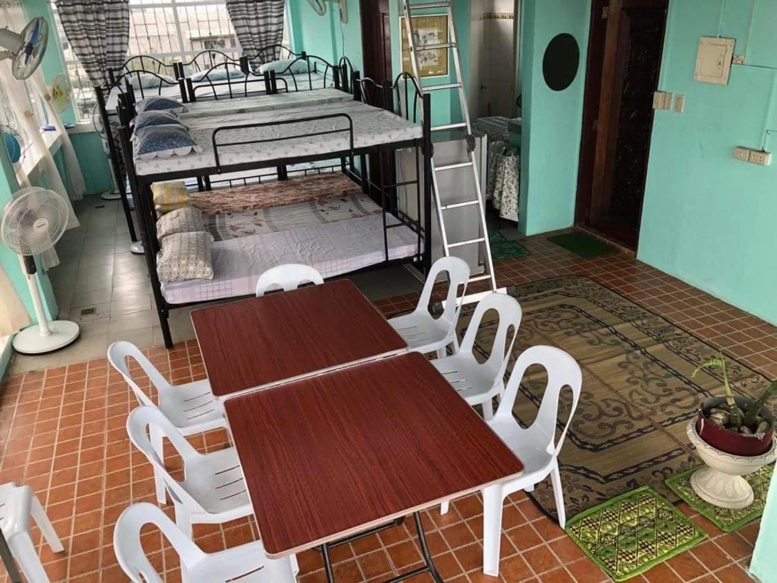 Ferienwohnung The Mansion - Backpackers Near Airport Manila Exterior foto