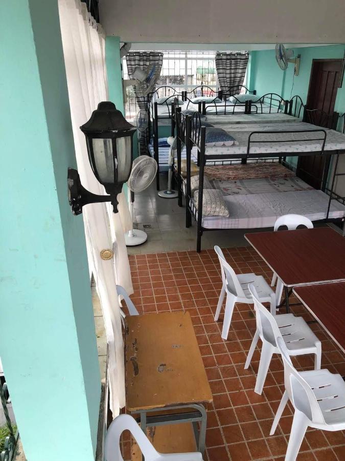 Ferienwohnung The Mansion - Backpackers Near Airport Manila Exterior foto
