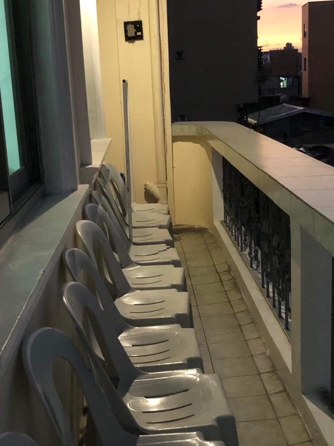 Ferienwohnung The Mansion - Backpackers Near Airport Manila Exterior foto